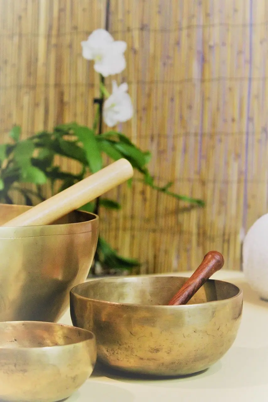 3 Klangschalen vor einer Bambuswand