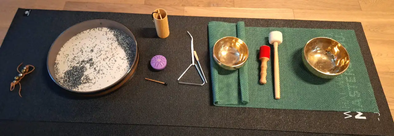 Klanginstrumente verschiedene Klanginstrumente für Klangreisen, Oceandrum, Klangschalen, Zungentrommel, Triangel